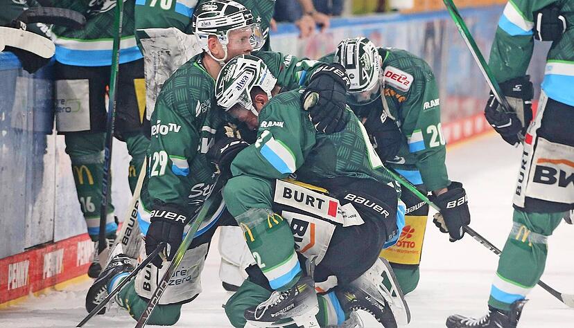 Enttäuschung und Tränen 2024: Alexander Preibisch (links) tröstet den Teamkollegen Fabjon Kuqi. Nach einer 2:3-Niederlage gegen die Selber Wölfe sind die Bietigheim Steelers in die Oberliga abgestiegen.
Foto: imago-images/Pressefoto Baumann