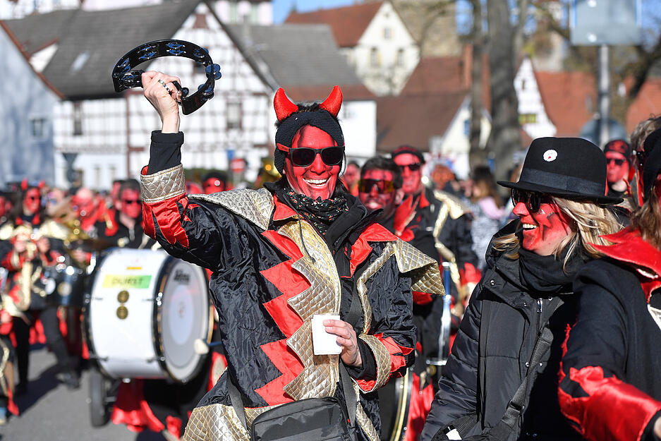 20. 000 kost&uuml;mierte Besucher feierten bei strahlendem Sonnenschein Fasching in Bad Wimpfen.