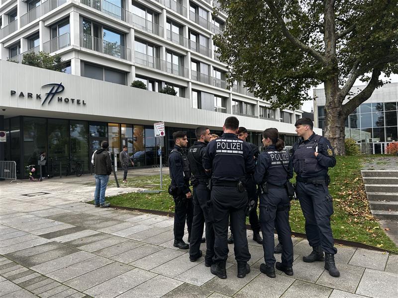 Die Abfahrt des DFB-Teams zum Sinsheim-Spiel steht bevor. Kurz bevor die Fußball-Stars das Heilbronner Parkhotel verlassen, spazieren sie durch Heilbronn.
