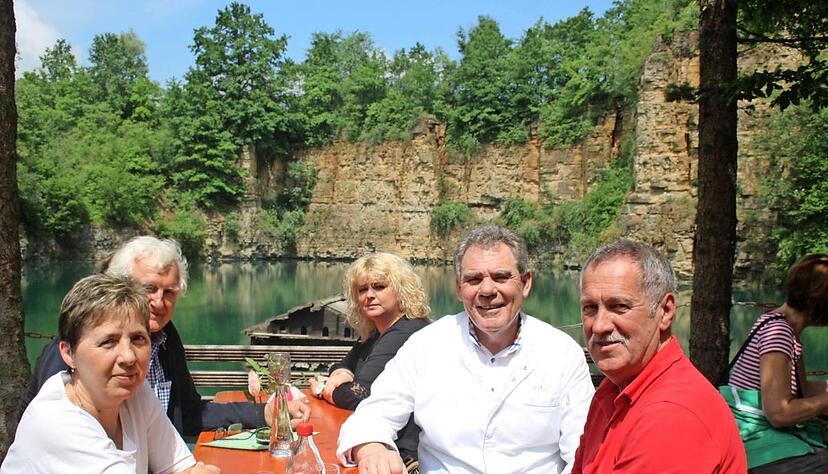 Wasser, Felsen und viel Gr&uuml;n: Der Tauchsteinsee in einem ehemaligen Steinbruch ist jedes Jahr Schauplatz eines gem&uuml;tlichen Festes.Foto: Barbara Barth