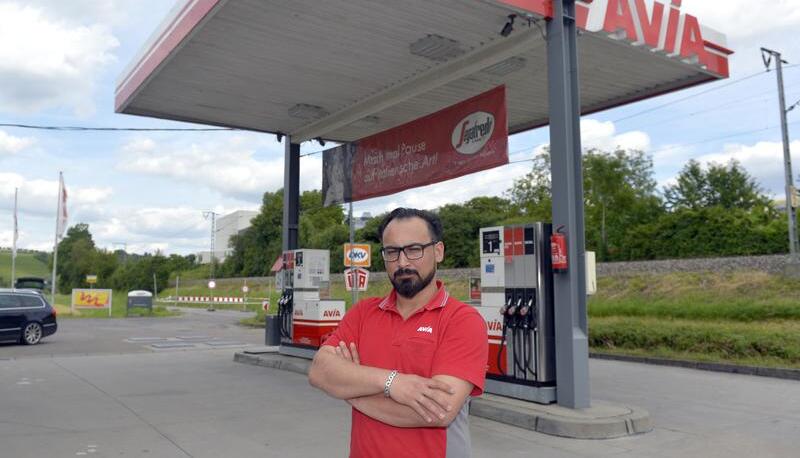Sinan Soylus Tankstelle am Ortseingang von Züttlingen ist wegen des Erdrutschs am 30. Mai schlecht besucht. Er wirft die Flinte aber nicht ins Korn- Foto: Mario Berger