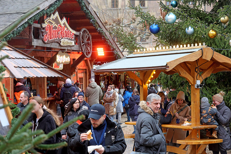 Der Heilbronner Weihnachtsmarkt endet am 22. Dezember 2024. An insgesamt 65 Hütten gibt es Kulinarisches, Handwerkskunst und Geschenkideen für das Weihnachtsfest. Der Heilbronner Weihnachtsmarkt endet am 22. Dezember 2024. An insgesamt 65 Hütten gibt es Kulinarisches, Handwerkskunst und Geschenkideen für das Weihnachtsfest.