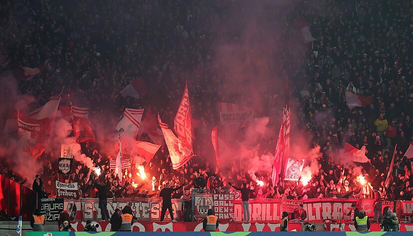 Freiburgs Fans z&uuml;ndeten viel Pyrotechnik.