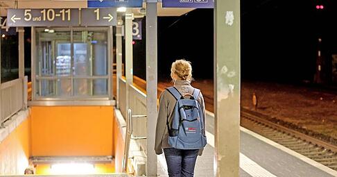 Vorsicht bei der Einfahrt an Gleis 3: Der Regionalexpress nach Würzburg wird erwartet. Vorsicht bei der Einfahrt an Gleis 3: Der Regionalexpress nach Würzburg wird erwartet.