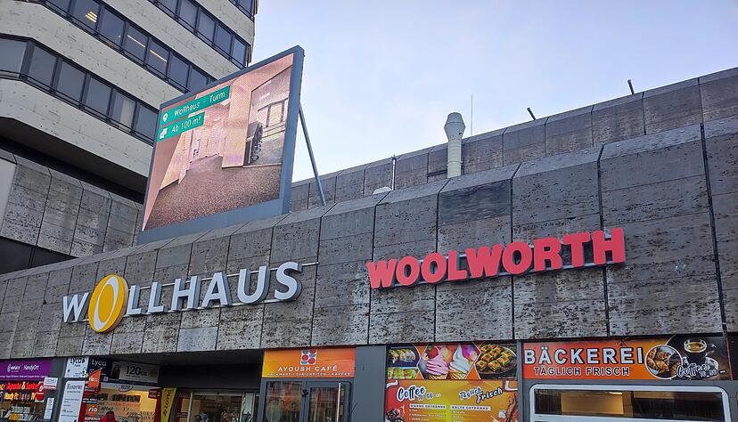 Das Schild h&auml;ngt bereits an der Fassade: Woolworth er&ouml;ffnet im Dezember eine Filiale im Heilbronner Wollhauszentrum.