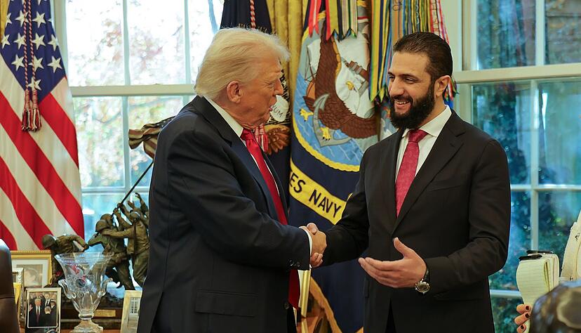 US-Pr&auml;sident Trump hat Syriens &Uuml;bergangspr&auml;sidenten al-Scharaa im Wei&szlig;en Haus empfangen.