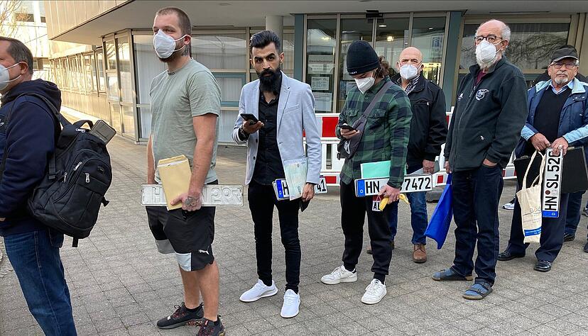Viele Menschen stehen am Montag mitunter stundenlang in einer Warteschlange vor den Zulassungsstellen des Stadt- und Landkreises.