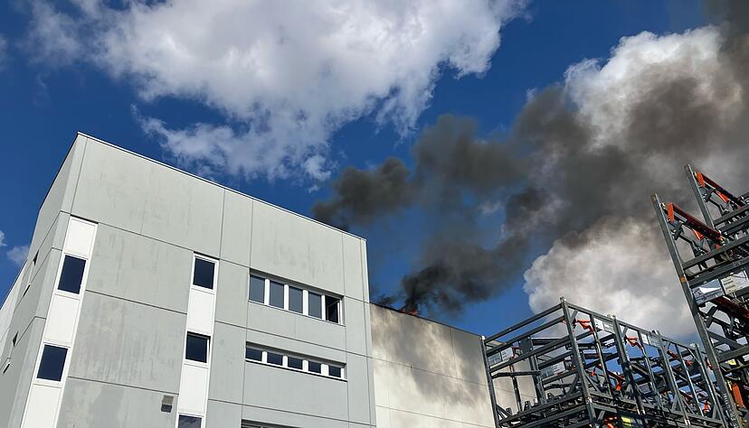 Dunkle Rauchwolken sind im Industriepark B&ouml;llinger H&ouml;fe zu sehen.