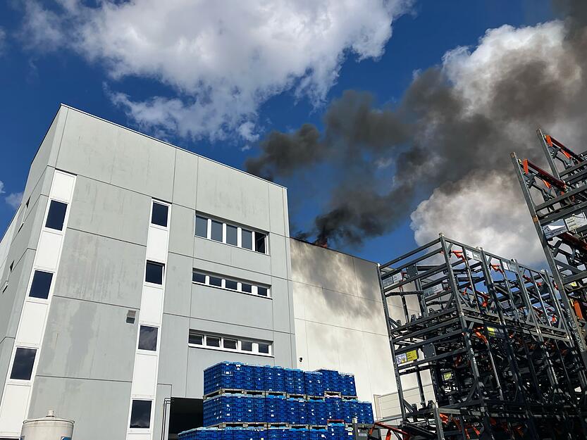 Dunkle Rauchwolken sind im Industriepark Böllinger Höfe zu sehen. Dunkle Rauchwolken sind im Industriepark Böllinger Höfe zu sehen.