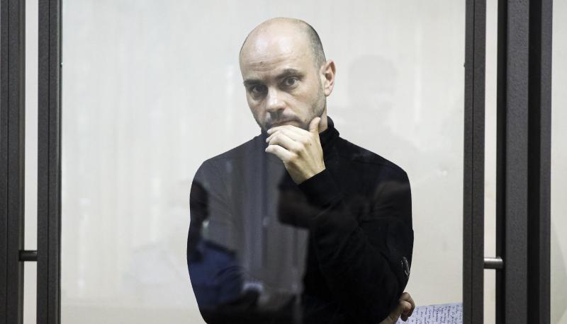 Andrej Piwowarow steht w&auml;hrend seiner Gerichtsverhandlung in Krasnodar hinter einer Glaswand.