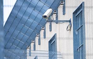 Station M 34 ist überwiegend umzäunt, es gibt vergitterte Fenster und Videoüberwachung. Die Männer flüchteten durch ein nicht vergittertes Flurfenster. Foto: Archiv/Berger