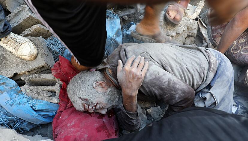 Pal&auml;stinenser nach dem Angriff auf Geb&auml;ude im Fl&uuml;chtlingsviertel Al-Bureidsch.