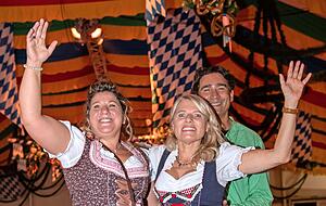 Frauen in Dirndl sind im Festzelt keine Seltenheit mehr.