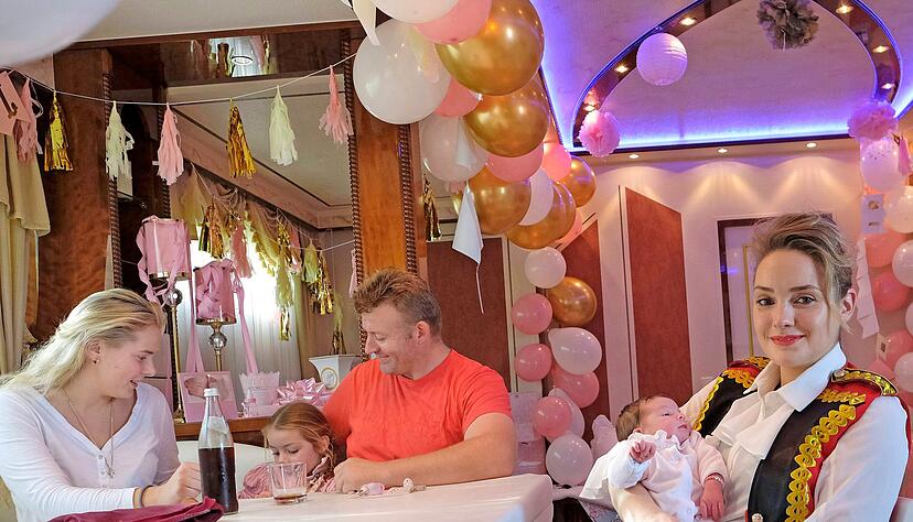 Im Wohnwagen zu Hause: Natascha Köllner (r.) mit ihrem Baby Angelie sowie Josy Köllner, Cathy und Alois Frank.