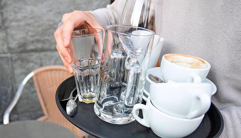 Die G&auml;ste kehren in der Gastronomie zur&uuml;ck, doch das Personal reicht vielerorts f&uuml;r den Ansturm nicht mehr aus.
Foto: dpa