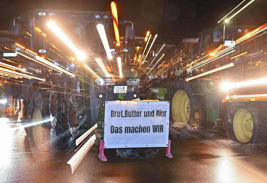 "Brot, Butter und Bier - das machen wir" steht auf einem Plakat eines protestierenden Landwirts.