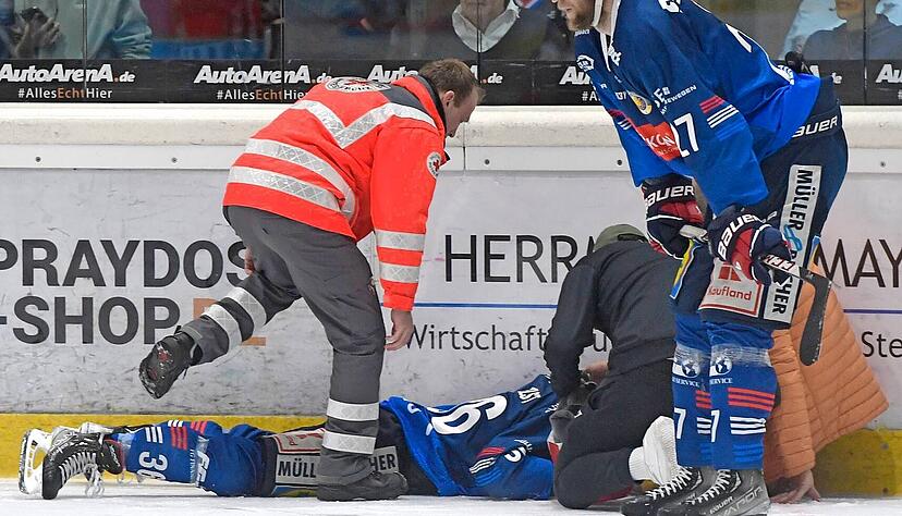 Schrecksekunde in der zehnten Minute: Heilbronns Sam Verelst bleibt verletzt an der Bande liegen und musste danach mit Verdacht auf eine Schulterverletzung vom Eis. Schrecksekunde in der zehnten Minute: Heilbronns Sam Verelst bleibt verletzt an der Bande liegen und musste danach mit Verdacht auf eine Schulterverletzung vom Eis.