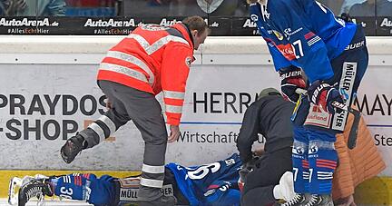 Schrecksekunde in der zehnten Minute: Heilbronns Sam Verelst bleibt verletzt an der Bande liegen und musste danach mit Verdacht auf eine Schulterverletzung vom Eis.
Foto: Mario Berger