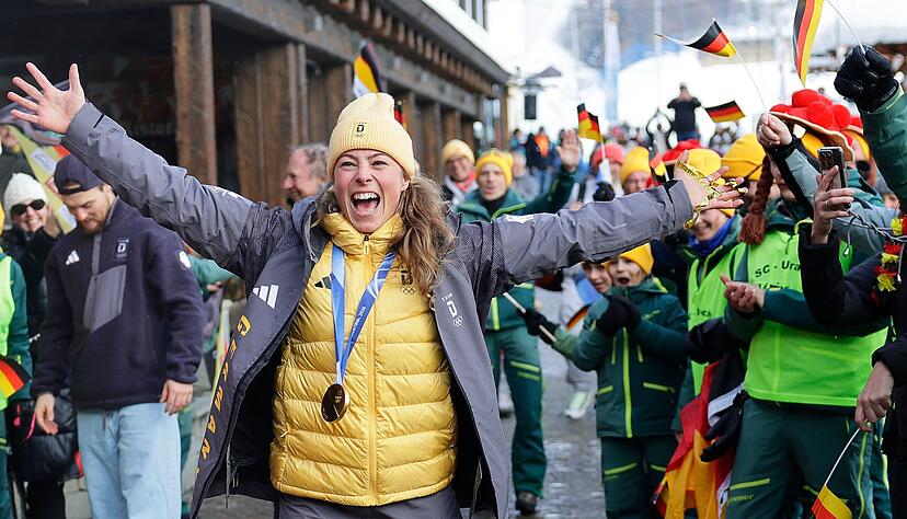 Daniela Maier jubelt nach ihrem Olympiasieg im Skicross. Jetzt hofft sie auf ein Angebot f&uuml;r die RTL-Tanzshow "Let`s dance".