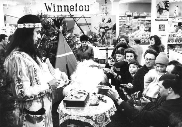 1966: Bad Segeberger Winnetou-Darsteller Heinz Ingo Hilgers ist zu Gast in der Spielwarenabteilung. Kinder bleiben stehen und bitten um Autogramme.