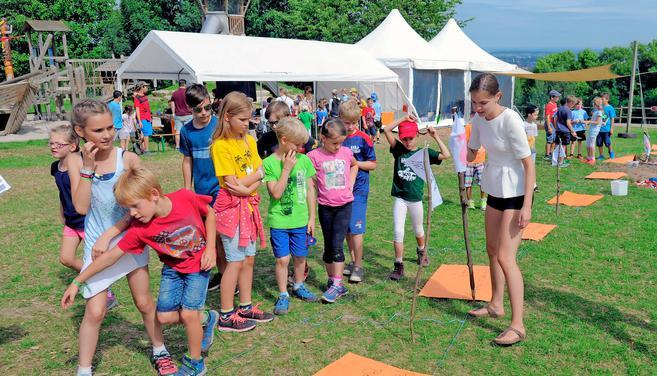 Auf einem Spielfeld mit über vierzig Flecken kaufen die Gruppen Straßen und Plätze. Gehören sie jemand anderem, ist Miete fällig.
Fotos: Dennis Mugler