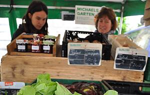 Zum Anbeißen: Frisches Obst und Gemüse wie hier von Michaels Garten sowie Feinkost, auch Backwaren und manchmal Süßes gibt es auf dem Wochenmarkt. Zum Anbeißen: Frisches Obst und Gemüse wie hier von Michaels Garten sowie Feinkost, auch Backwaren und manchmal Süßes gibt es auf dem Wochenmarkt.