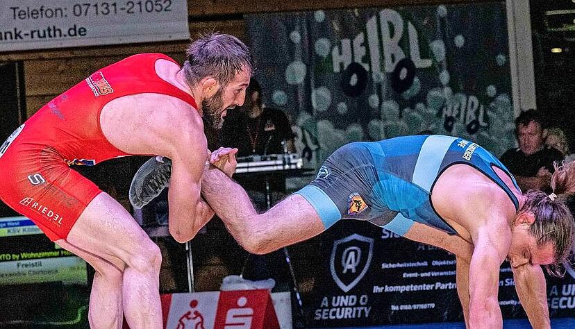 Recep Topal (li.) hat f&uuml;r den Kampf gegen Alexander Chirtoaca einige Kilo abgekocht, das Gewicht des T&uuml;rken hat gepasst. Doch sein &Uuml;berlegenheitssieg ist ohne Wert.