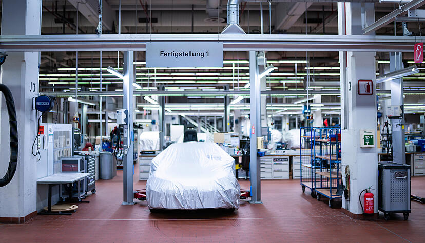 In den Anfangstagen der RS-Modelle wurden die Fahrzeuge in der Neckarsulmer Werkstatt auf Hebebühnen von einer kleinen Mannschaft fertiggestellt. Heute entstehen hier Prototypen neuer Modelle – hier unter einer Hülle verdeckt.