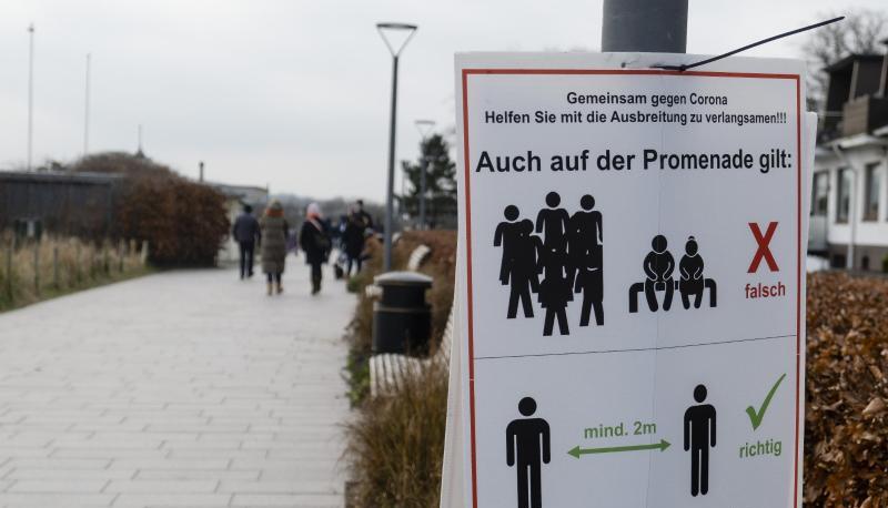 «Gemeinsam gegen Corona»: Ein Schild an einer Promenade weist darauf hin, dass der Abstand eingehalten werden muss. «Gemeinsam gegen Corona»: Ein Schild an einer Promenade weist darauf hin, dass der Abstand eingehalten werden muss.