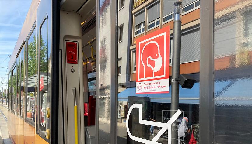 Einstieg nur mit Maske? Die Hinweisschilder an den Stadtbahnen sind kaum zu &uuml;bersehen, dennoch missachten inzwischen viele Fahrg&auml;ste die Maskenpflicht.
Foto: Adrian Hoffmann
