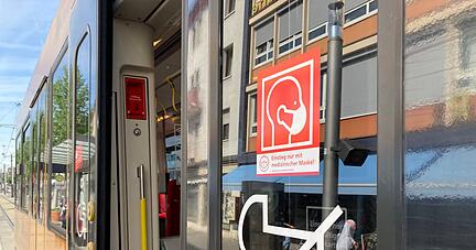 Einstieg nur mit Maske? Die Hinweisschilder an den Stadtbahnen sind kaum zu &uuml;bersehen, dennoch missachten inzwischen viele Fahrg&auml;ste die Maskenpflicht.
Foto: Adrian Hoffmann