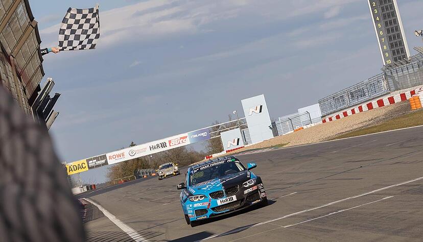 Yannick Fübrich sah in der BMW-M240i-Klasse als erster die schwarz-weiß-karierte Flagge und fuhr zu einem ungefährdeten Start-Ziel-Sieg.