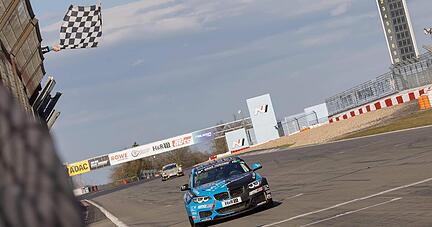 Yannick Fübrich sah in der BMW-M240i-Klasse als erster die schwarz-weiß-karierte Flagge und fuhr zu einem ungefährdeten Start-Ziel-Sieg.