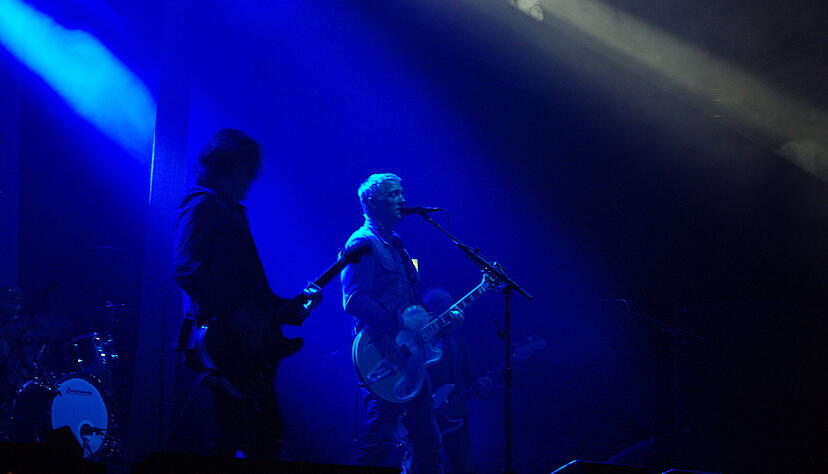 Sparsame Lightshow: Beim Auftaktsong "Regular John" begnügt sich die Band mit dunklem Blau. Sparsame Lightshow: Beim Auftaktsong "Regular John" begnügt sich die Band mit dunklem Blau.