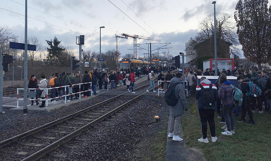 Am Bahnhof in Leingarten warten Schüler und Pendler auf die Ersatzbusse, die sie Richtung Heilbronn bringen sollen.