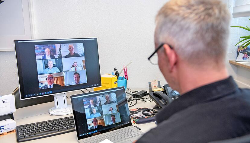 Redakteur Wolfgang Müller im Gespräch mit den Kandidaten. Foto: Kunz Redakteur Wolfgang Müller im Gespräch mit den Kandidaten. Foto: Kunz