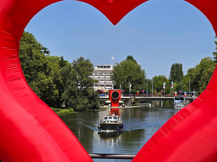 "Das Wollhaus in Heilbronn ist bestimmt nicht DER Hingucker in unserer Stadt, dennoch kann ich bildlich widerlegen, dass Heilbronn hässlich ist", erklärt Heimatreporterin Heidrun Rosenberger. "Das Wollhaus in Heilbronn ist bestimmt nicht DER Hingucker in unserer Stadt, dennoch kann ich bildlich widerlegen, dass Heilbronn hässlich ist", erklärt Heimatreporterin Heidrun Rosenberger.