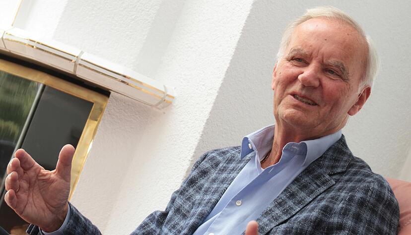 Erhard Klotz in seinem Haus in Neckarsulm. Das gewinnende Lächeln, das ihm manche Tür öffnete, ist ihm bis heute geblieben. Foto: Ekkehart Nupnau Erhard Klotz in seinem Haus in Neckarsulm. Das gewinnende Lächeln, das ihm manche Tür öffnete, ist ihm bis heute geblieben. Foto: Ekkehart Nupnau