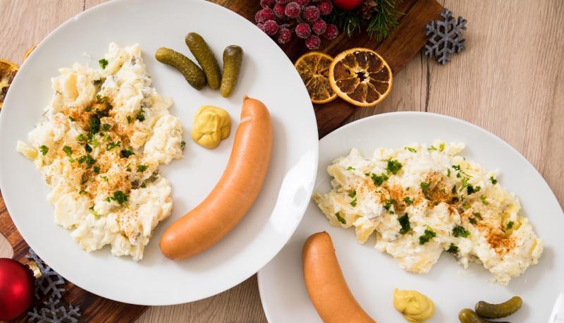 Geht immer, schmeckt fast jedem: Kartoffelsalat mit Würstchen ist ein Klassiker der Weihnachtsküche.