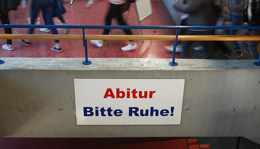 Ein Schild mit der Aufschrift &laquo;Abitur - Bitte Ruhe!&raquo; h&auml;ngt im Gang eines Gymnasiums.