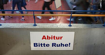 Ein Schild mit der Aufschrift &laquo;Abitur - Bitte Ruhe!&raquo; h&auml;ngt im Gang eines Gymnasiums.
