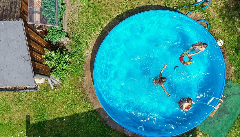 Pools sind nicht generell verboten. Das Nachfüllen von tausenden Litern aus der Trinkwasserleitung erhitzt derzeit die Gemüter. Pools sind nicht generell verboten. Das Nachfüllen von tausenden Litern aus der Trinkwasserleitung erhitzt derzeit die Gemüter.