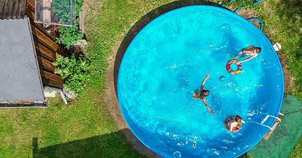 Wer einen Pool in seinem Garten aufstellen will und Kinder hat, sollte vorab an einige Sicherheitsmaßnahmen denken. Wer einen Pool in seinem Garten aufstellen will und Kinder hat, sollte vorab an einige Sicherheitsmaßnahmen denken.