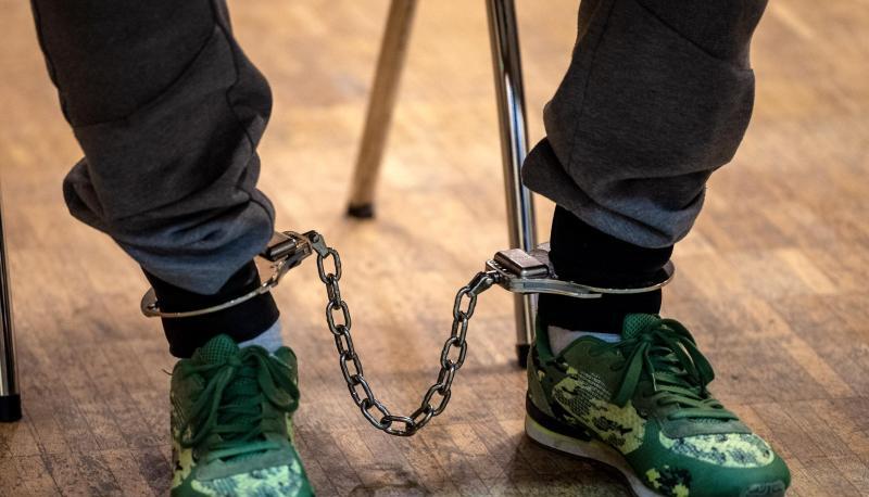 Einer der Angeklagten im Mordprozess sitzt in der Stadthalle.
