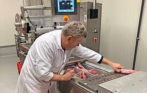 Ein Mitarbeiter Hubers hängt Würste auf. 1,5 Tonnen Wurst produziert Huber täglich. Die Kunden reichen vom Bodensee bis nach Bad Dürkheim.
Fotos: Jürgen Kümmerle Ein Mitarbeiter Hubers hängt Würste auf. 1,5 Tonnen Wurst produziert Huber täglich. Die Kunden reichen vom Bodensee bis nach Bad Dürkheim.
Fotos: Jürgen Kümmerle