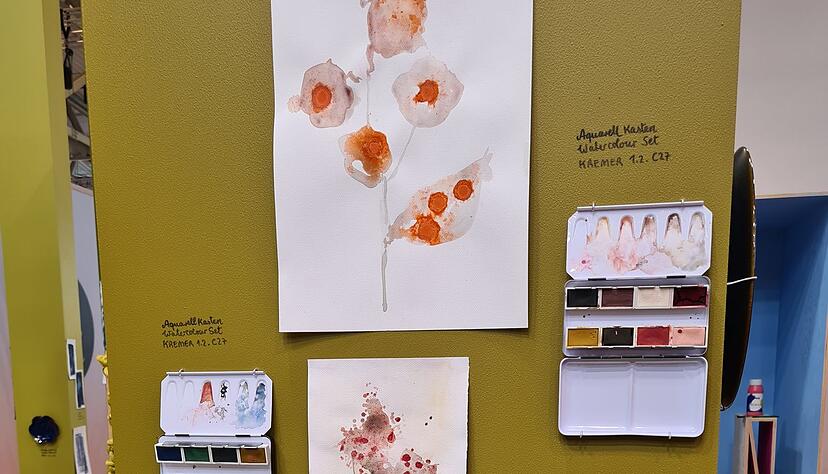 Mit Aquarell-Malerei und anderen Maltechniken lässt die zarte Struktur der Blätter und Pflanzenteile einfangen. Mit Aquarell-Malerei und anderen Maltechniken lässt die zarte Struktur der Blätter und Pflanzenteile einfangen.