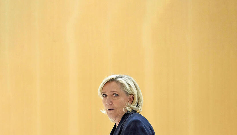 Marine Le Pen von der rechtsnationalen Partei Rassemblement National kommt in den Gerichtssaal, wo der Prozess wegen der mutmaßlichen Veruntreuung von Geldern des Europäischen Parlaments stattfindet. Marine Le Pen von der rechtsnationalen Partei Rassemblement National kommt in den Gerichtssaal, wo der Prozess wegen der mutmaßlichen Veruntreuung von Geldern des Europäischen Parlaments stattfindet.