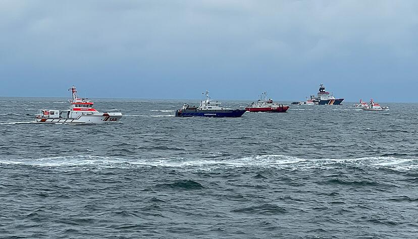 Rettungskr&auml;fte waren am Dienstag mit mehreren Schiffen, Tauchern und Hubschraubern im Einsatz, um nach den Schiffbr&uuml;chigen zu suchen.