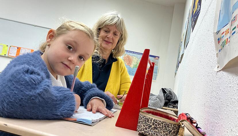 Ellen mit ihrer Bildungspatin Heidi Puschmann: Die Wasenschule bietet besonderen Unterricht für Schaustellerkinder.