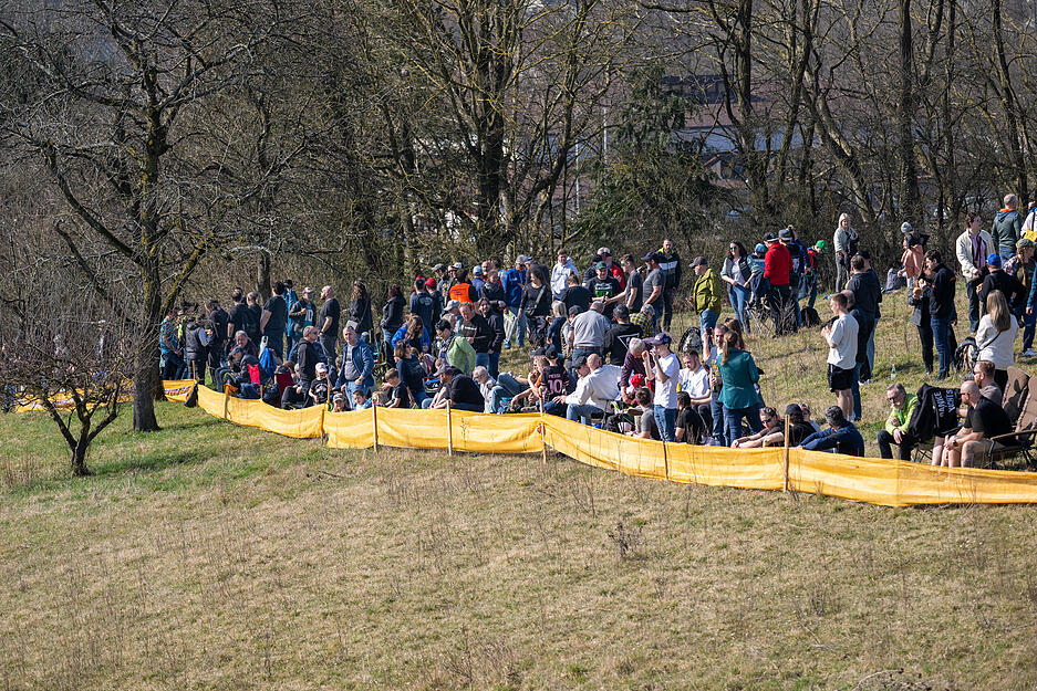 Viele Besucher fieberten mit den Fahrern bei frühlingshaftem Wetter mit.
